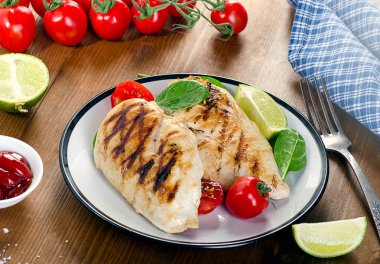 Taze domates ızgara tavuk göğsü 