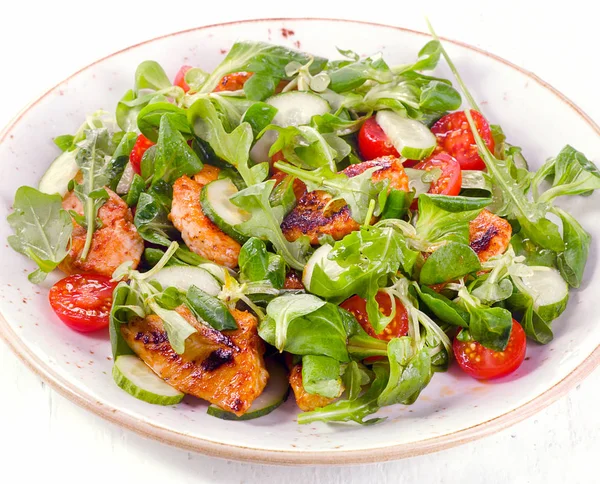Salada saudável com peito de frango — Fotografia de Stock