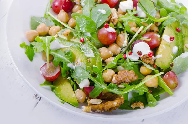 Salada fresca com grão de bico — Fotografia de Stock