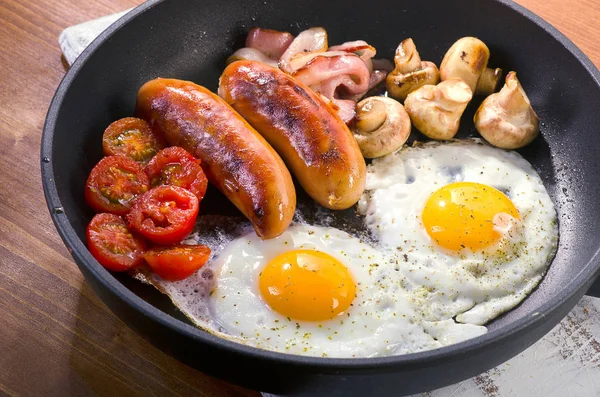 Англійський сніданок в каструлі — стокове фото