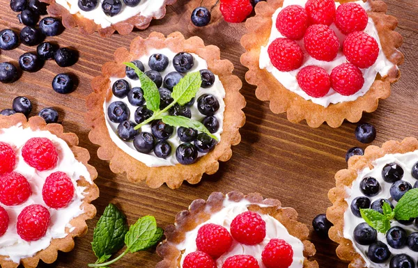 Tartas caseras con frambuesas y arándanos — Foto de Stock