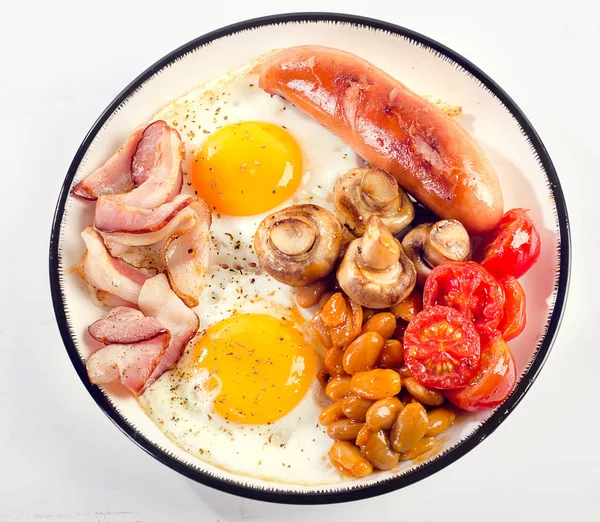英式早餐。炒鸡蛋、 豆类、 番茄、 蘑菇、 b — 图库照片
