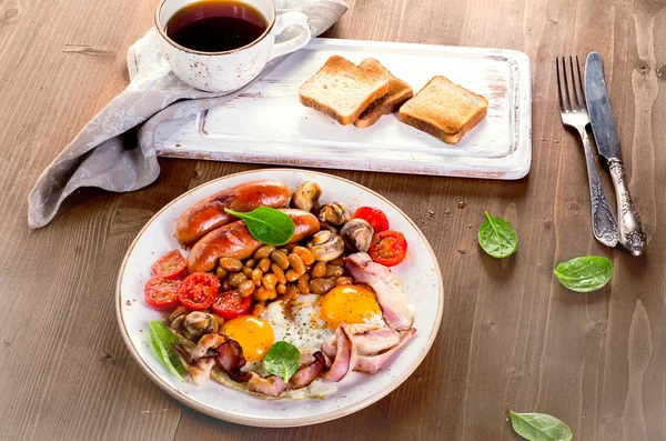 Petit déjeuner anglais avec œufs frits et haricots — Photo