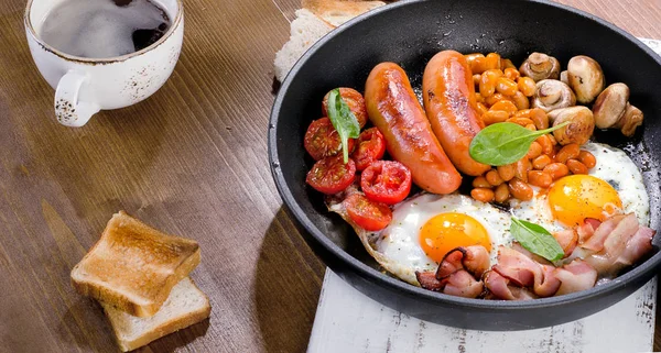 Ovos fritos, bacon e salsicha — Fotografia de Stock