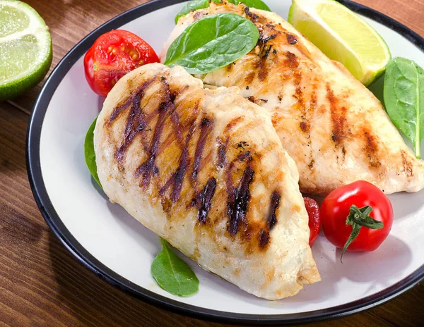 Grillezett csirkemell, paradicsom és lime — Stock Fotó
