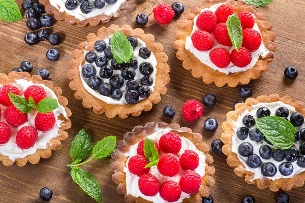 Tartas con bayas en mesa de madera — Foto de Stock