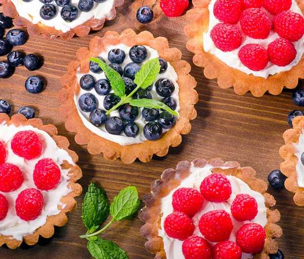 Tortas caseiras na mesa de madeira — Fotografia de Stock