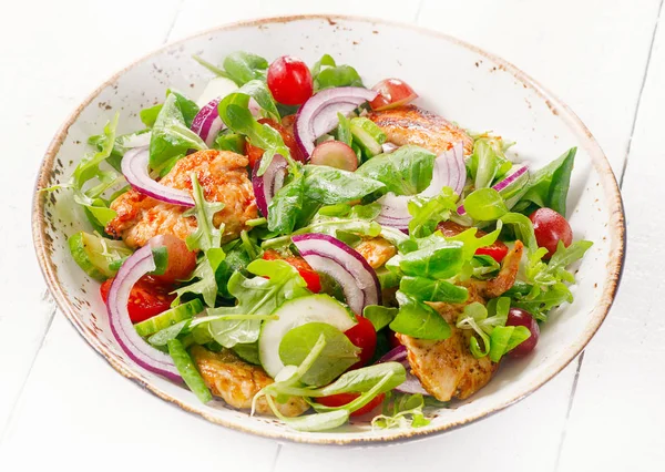Salada fresca com frango — Fotografia de Stock