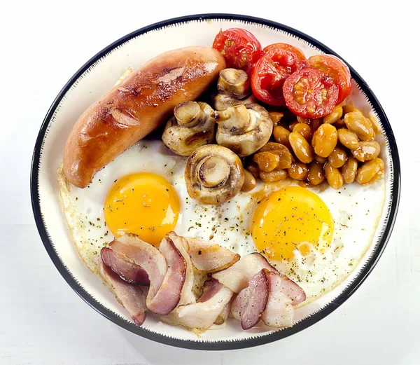 Pequeno-almoço inglês completo. Ovo frito, feijão, tomate, cogumelos, b — Fotografia de Stock
