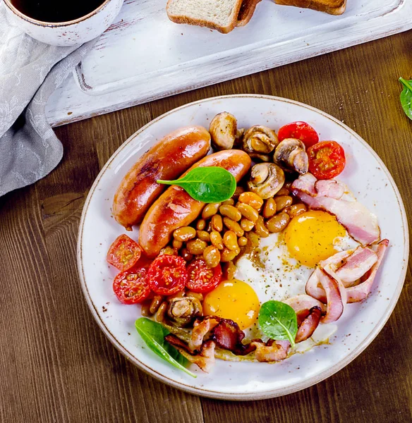 Англійський сніданок з смаженим яйцем та грибами — стокове фото