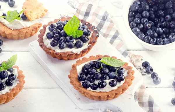 Sabrosas tartas sobre mesa de madera blanca — Foto de Stock