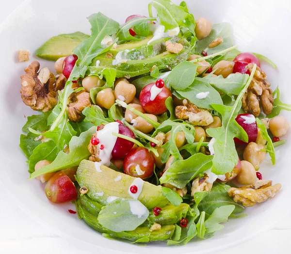 Salada fresca com grão de bico — Fotografia de Stock