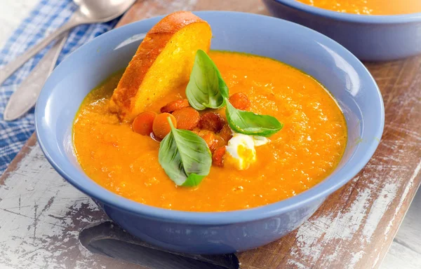 Sopa de cenoura com torrada — Fotografia de Stock