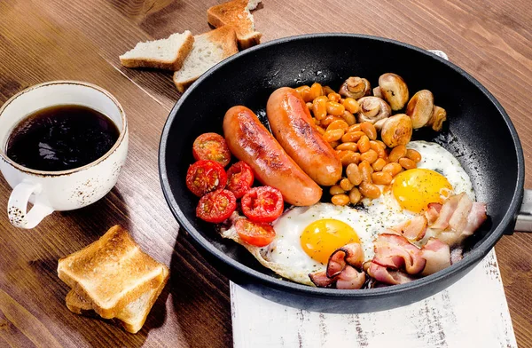 Pequeno-almoço inglês completo com ovos fritos — Fotografia de Stock