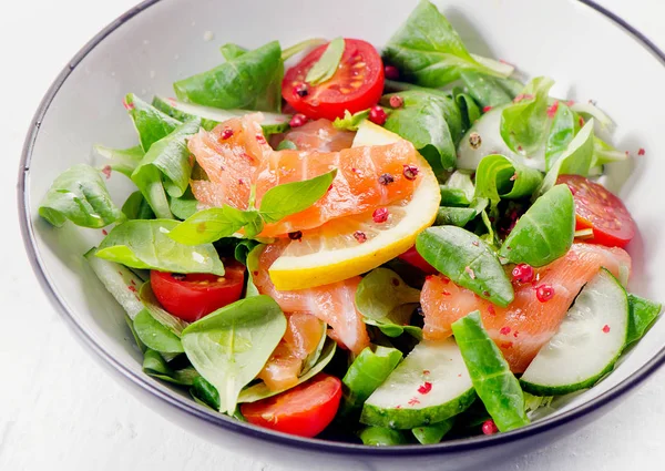 Ensalada de salmón fresco —  Fotos de Stock