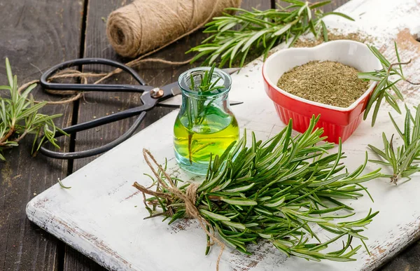 Romero y aceite frescos y secos — Foto de Stock