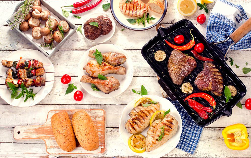 Assorted grilled meats with vegetables 