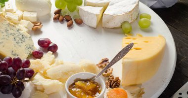 Plaka üzerinde peynir dilimleri