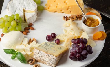 plaka üzerinde peynir çeşitleri