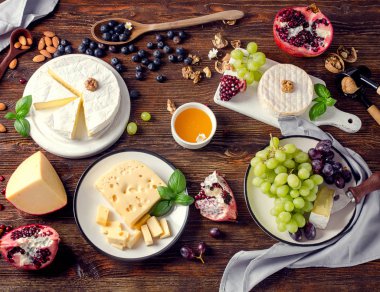 üzüm ve fındık ile peynir