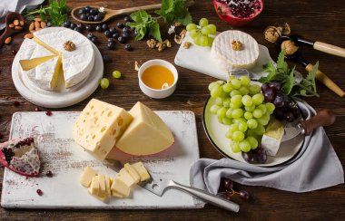 üzüm ve fındık ile peynir