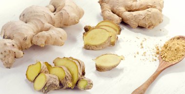 Zencefil kökü ve ahşap masa üzerinde toz 