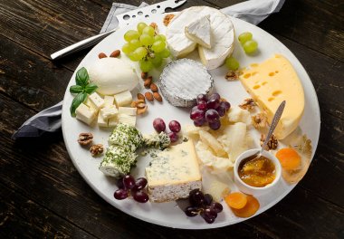 Plaka üzerinde peynir dilimleri