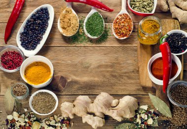 Bir ahşap tahta üzerinde renkli baharat
