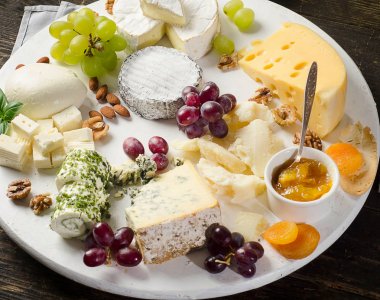 ahşap bir masa üzerine lezzetli peynir.