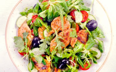 Taze salata tavuk göğsü ile