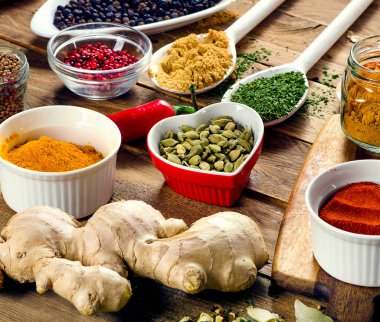 Ahşap tahta üzerinde renkli baharat.  