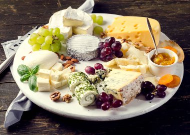 Plaka üzerinde peynir dilimleri