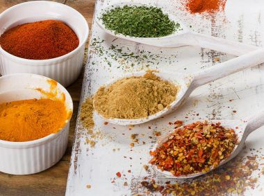 Ahşap tahta üzerinde renkli baharat.  
