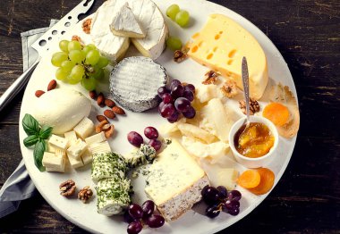 ahşap bir masa üzerine lezzetli peynir.