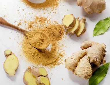 ahşap tahta üzerinde zencefil