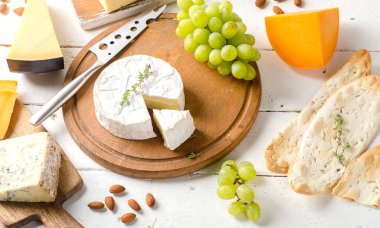 Beyaz ahşap tahta üzerinde peynir