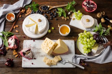 üzüm ve fındık ile peynir