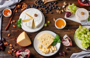 Peynir Brie üzüm ve fındık ile