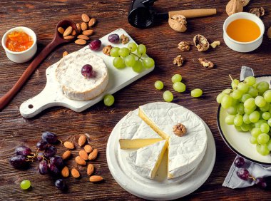 Peynir Brie üzüm ve fındık ile 