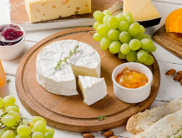 Brie cheese with grapes and jam — Stock Photo, Image