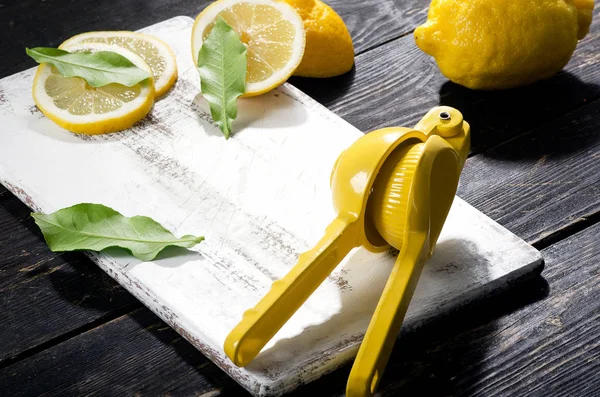 Limon sıkacağı ve taze limon — Stok fotoğraf