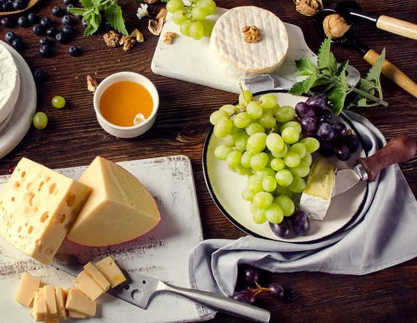 Ser z winogron i orzechów — Zdjęcie stockowe