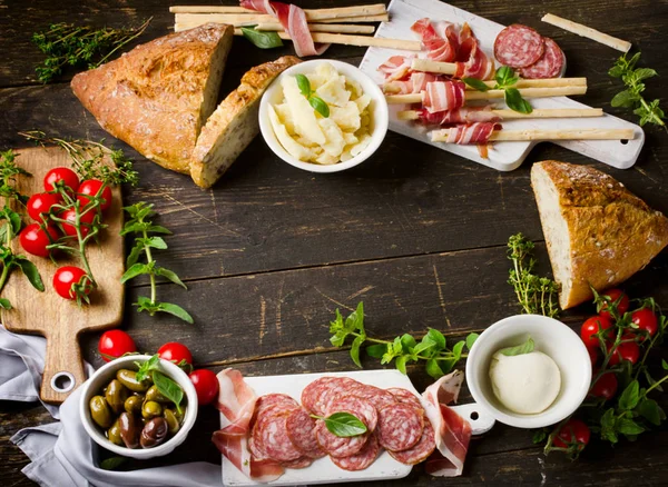 Różne produkty mięsne i sery — Zdjęcie stockowe