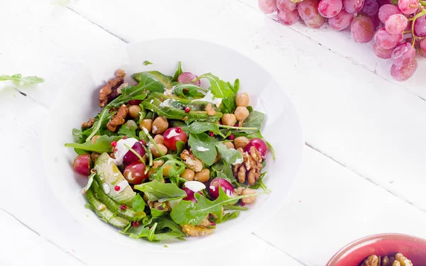 Salada saudável com grão de bico — Fotografia de Stock