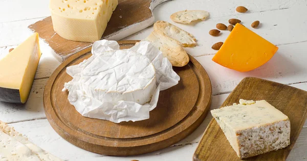 Varios tipos de queijos — Fotografia de Stock
