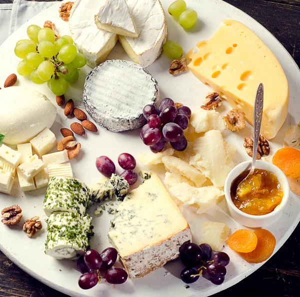 Rebanadas de queso en el plato —  Fotos de Stock