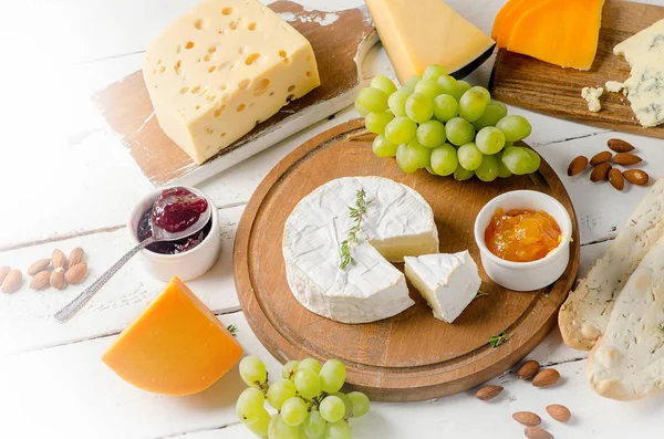 Kaas op een houten bord — Stockfoto