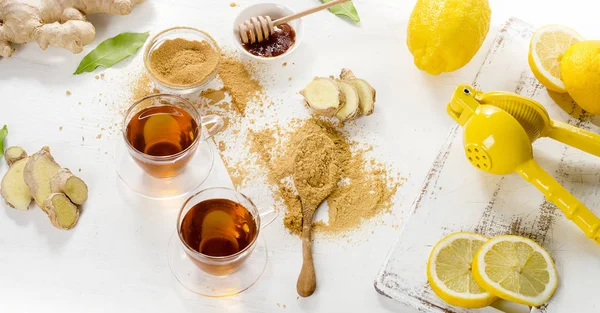 Tee mit Zitronenscheiben und Ingwer — Stockfoto