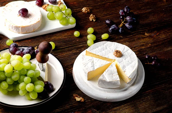 Cheese Brie with grapes — Stock Photo, Image