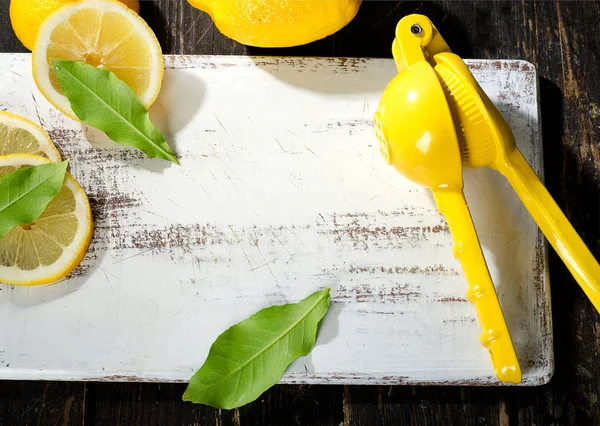 압착 기 및 보드에 레몬 — 스톡 사진